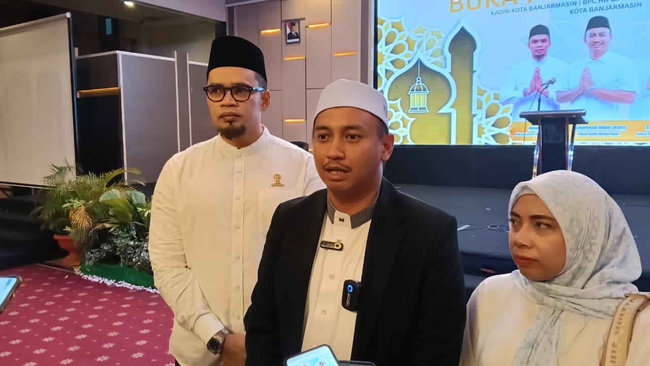 WAWANCARA:Ketua Kadin Kota Banjarmasin, M Akbar Utomo didampingi Ketua HIPMI Kota Banjarmasin dan Ketua PPJI Kota Banjarmasin usai buka puasa bersama di HBI, Sabtu (14/3/2026).