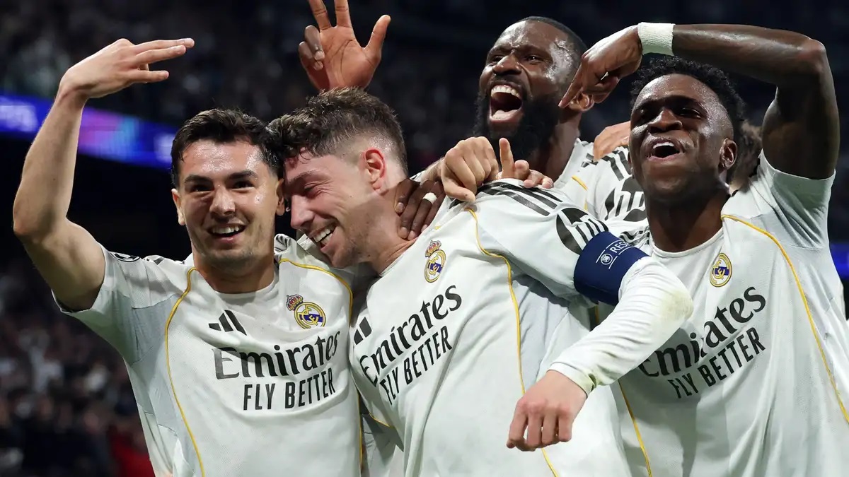 MERAYAKAN: Pemain Real Madrid, Federico Valderde (dua dari kiri) merayakan gol ke gawang Manchester City bersama rekan setimnya, Kamis (12/3) dini hari WIB. (AFP)
