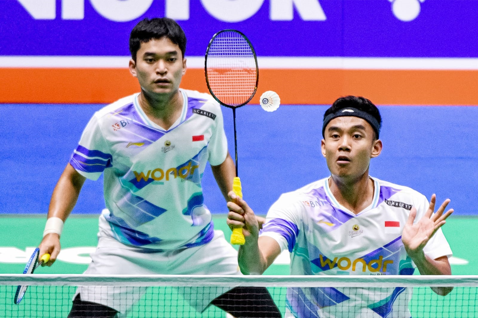 MASIH BeRTAHAN: Pasangan ganda putra Indonesia, Rolly Carnando (kiri) and Bagas Maulana. 