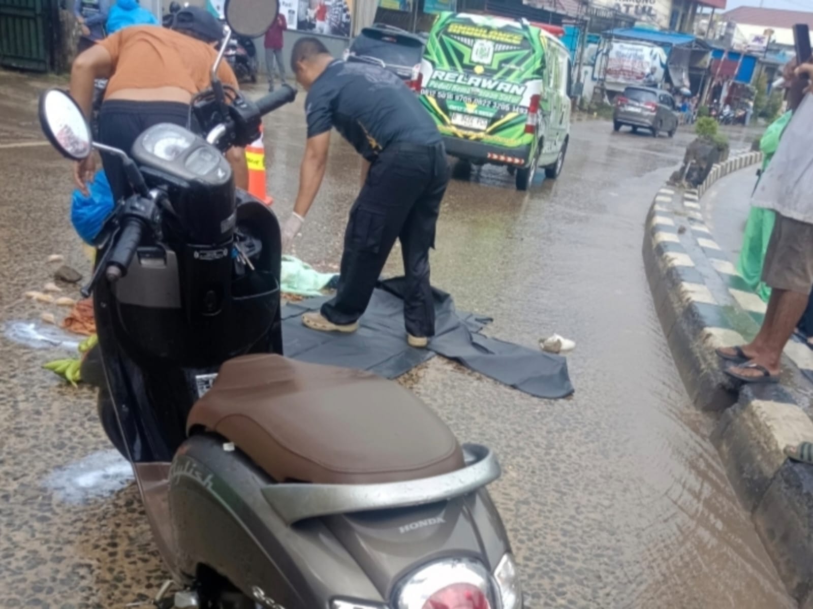 EVAKUASI: Petugas dan relawan saat mengevakuasi korban kecelakaan lalu lintas di Jalan Provinsi Km 168, Desa Sungai Danau, Kecamatan Satui, Tanah Bumbu. (Foto: PKJR Tanah Bumbu)