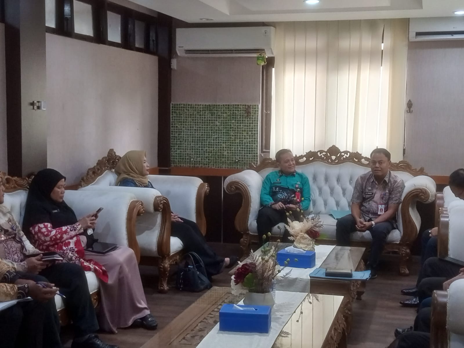 RESPONS : Kepala Dinas PMD Tala Muhammad Syahid saat menggelar rapat koordinasi bersama instansi terkait untuk menyikapi oknum kades yang digerebek bersama perangkat desa. (Foto : Dinas PMD untuk Rada