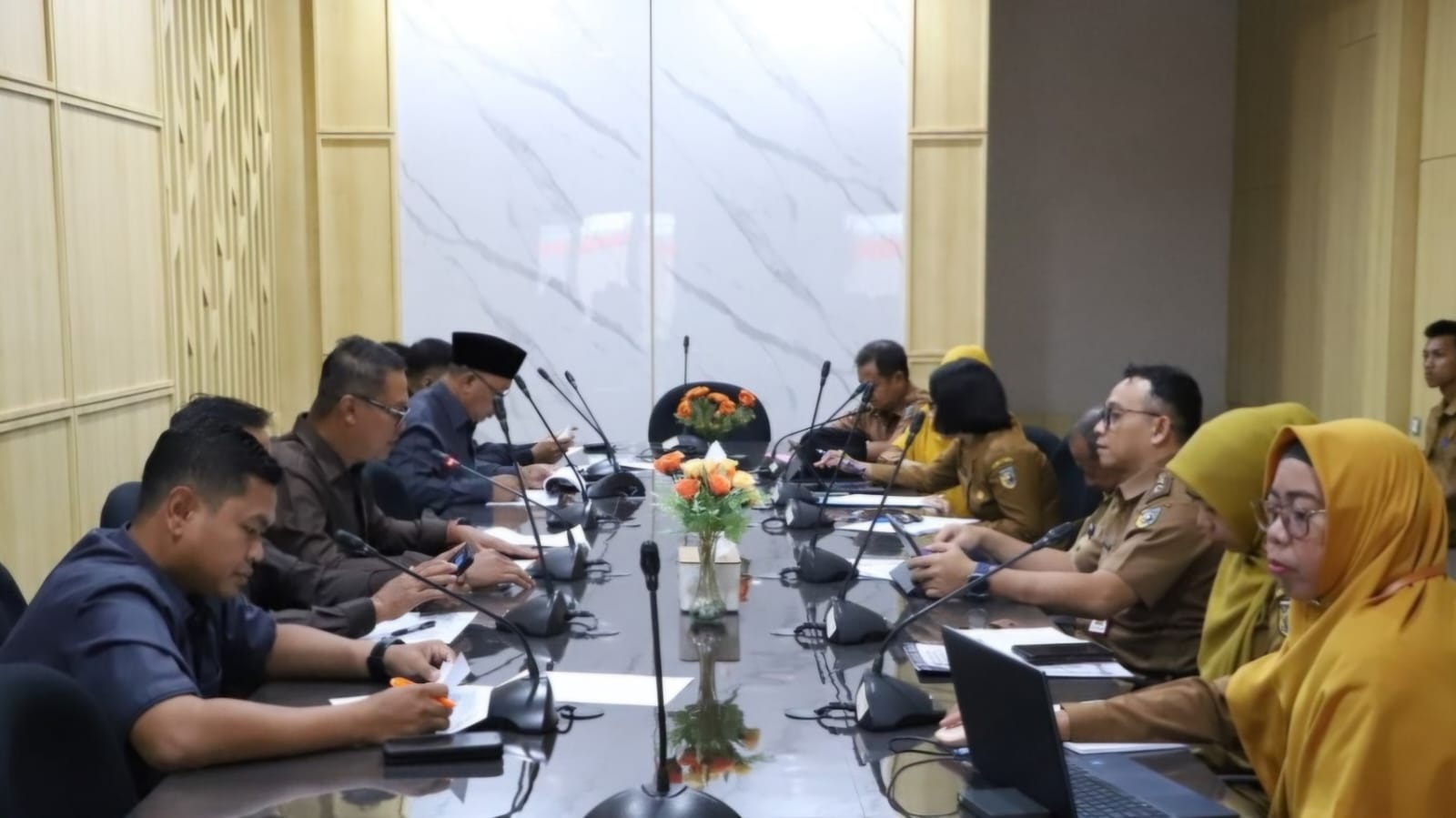 EVALUASI : Suasana rapat kerja Komisi III DPRD Tala dengan Disnakerind Tala beberapa waktu lalu di ruang Sekwan Tala. (Foto : Humas DPRD Tala untuk Radar Banjarmasin)
