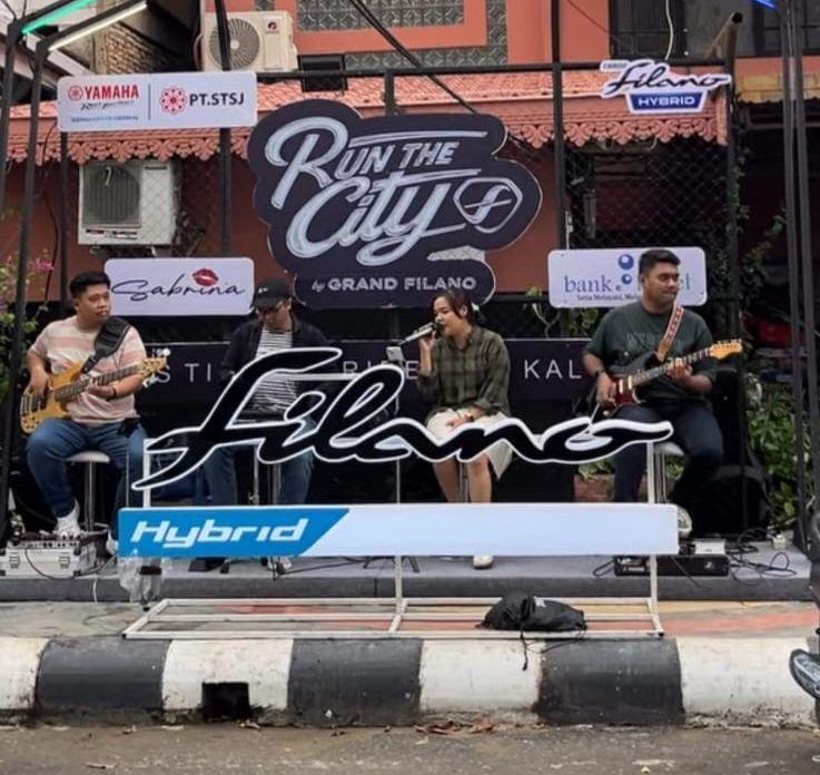 Kondisi itu menuai kritik karena dinilai merampas hak pejalan kaki dan belum mengantongi payung hukum resmi sebagai kawasan kuliner.(Foto: Endang Syarifuddin/Radar Banjarmasin)