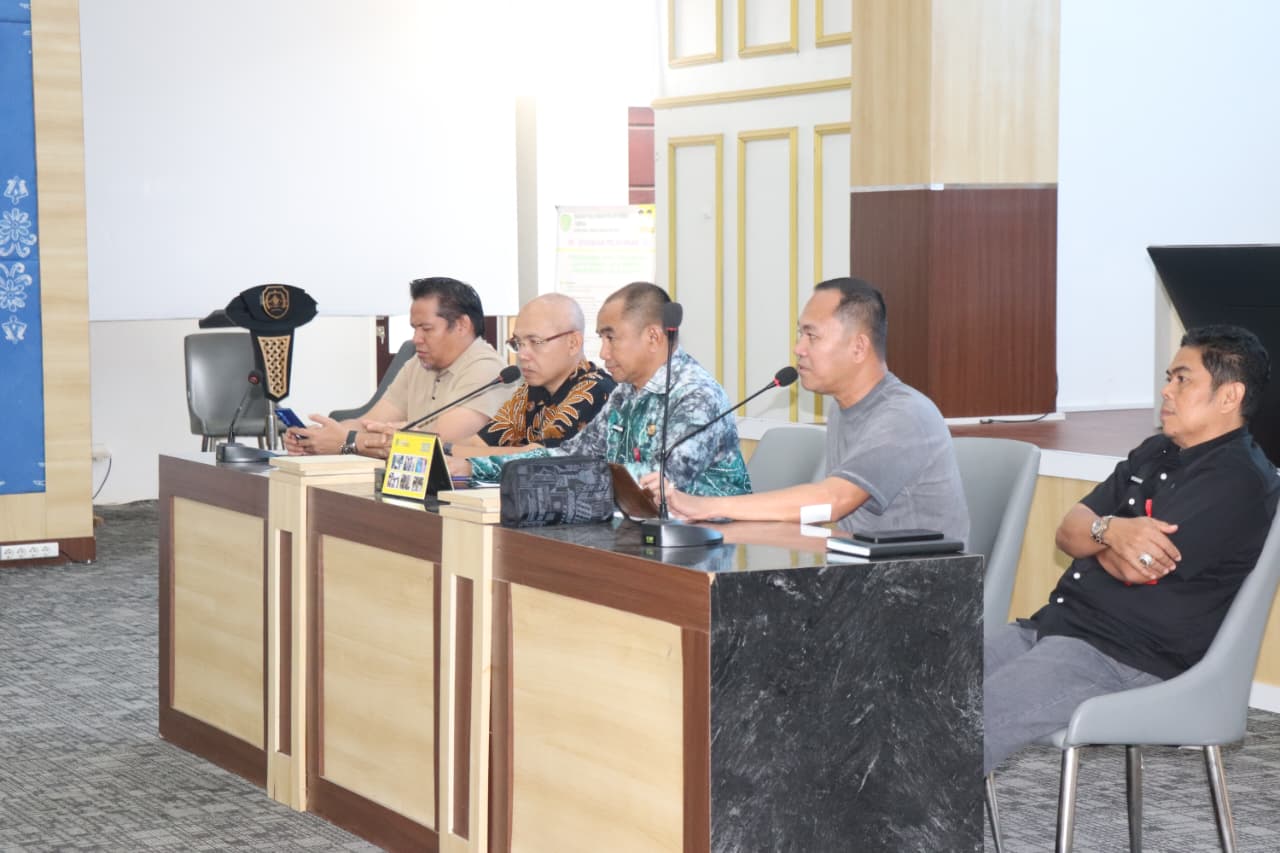 PERSIAPAN: Asisten Pemerintahan dan Kesra Setda Tapin Zainal Abidin memimpin rapat membahas terkait pelaksanaan gema takbir. Foto Prokopim Setda Tapin