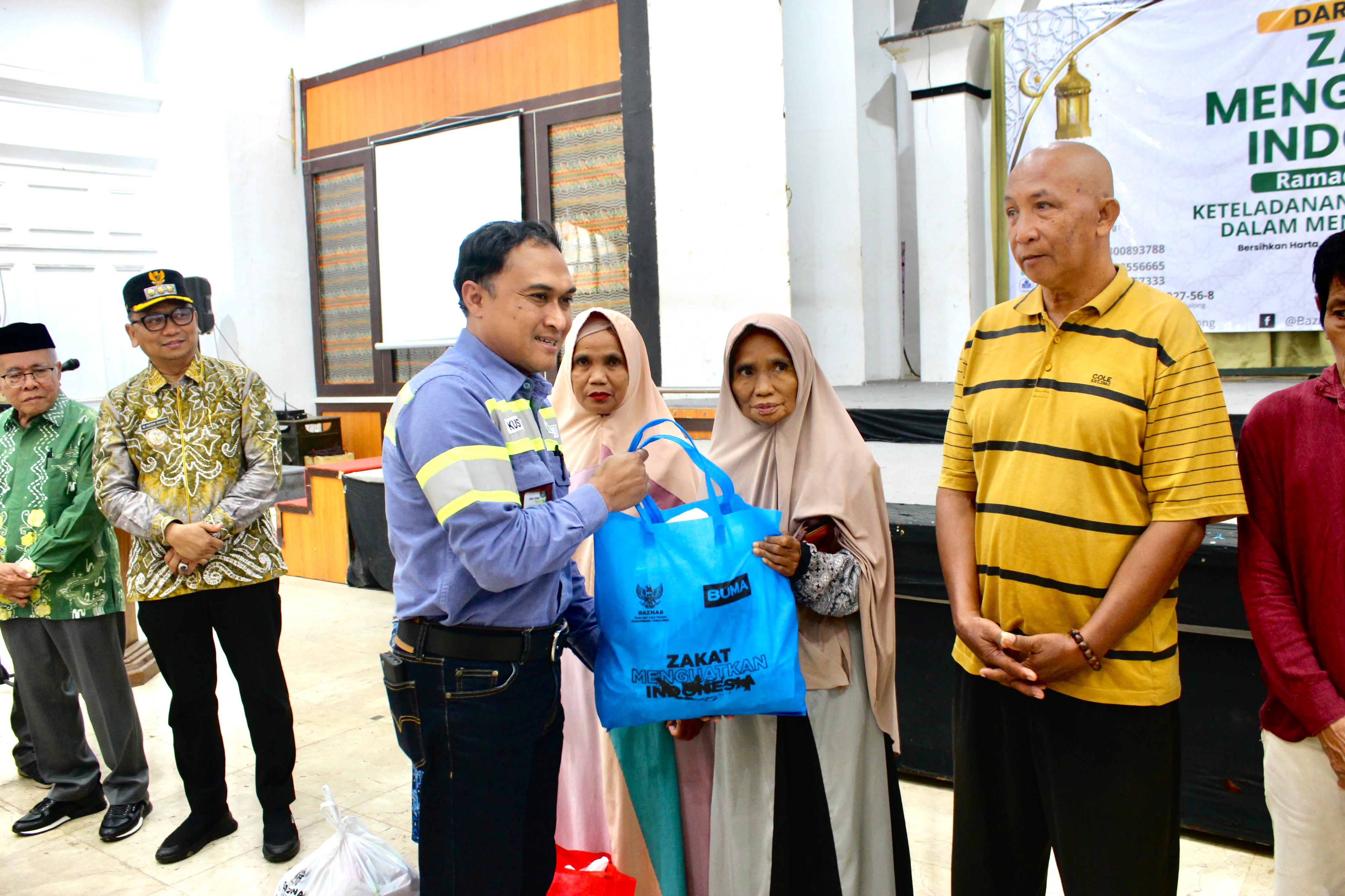 BANTUAN:Kustaji, Project Manager BUMA Jobsite Adaro Tutupan menyerahkan Paket Bingkisan Ramadhan Bahagian kepada para mustahik di Kabupaten Tabalong.   