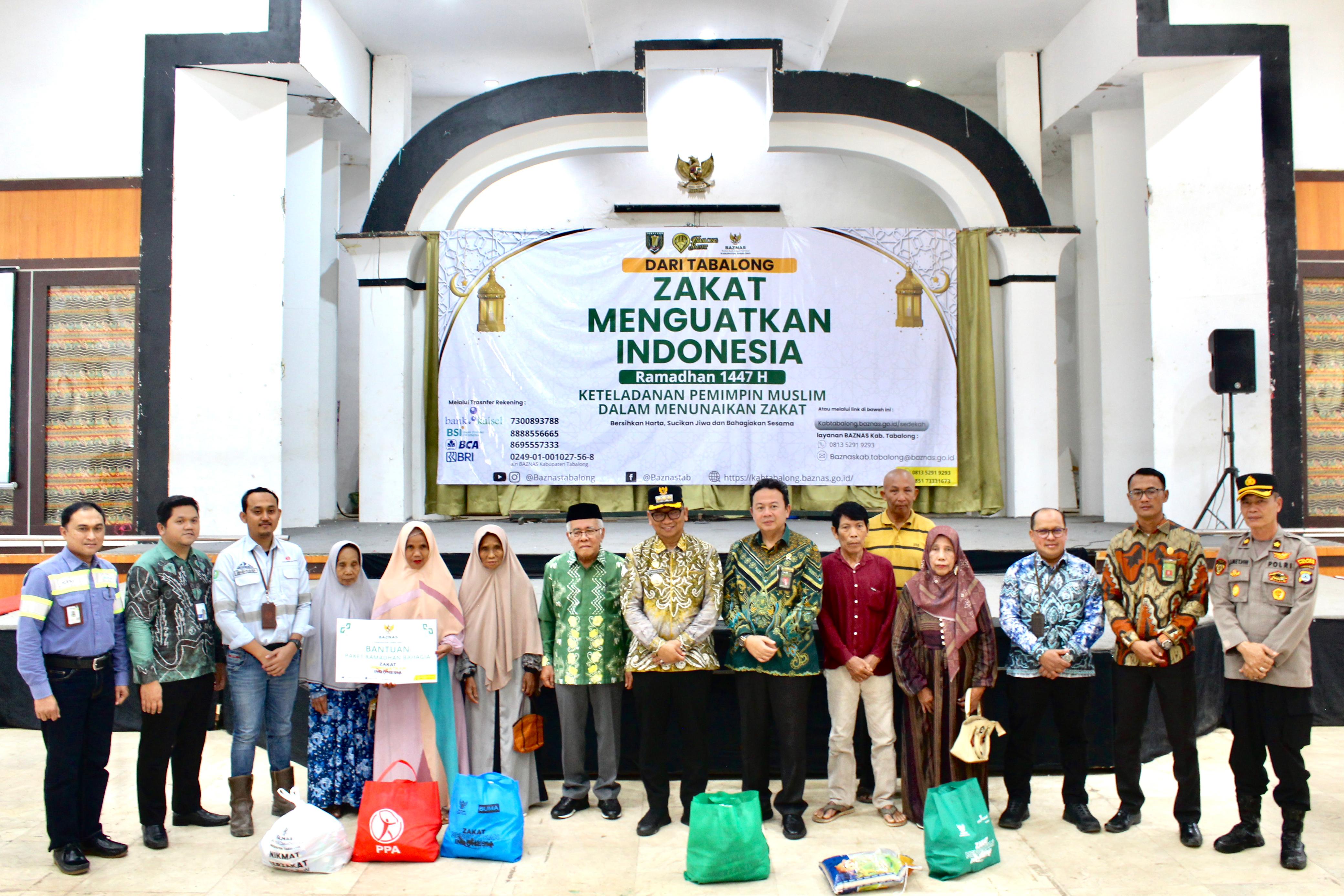 PEDULI: Bupati Kabupaten Tabalong, M Noor Rifai dan perwakilan PT BUMA, berfoto bersama dengan para mustahik.    