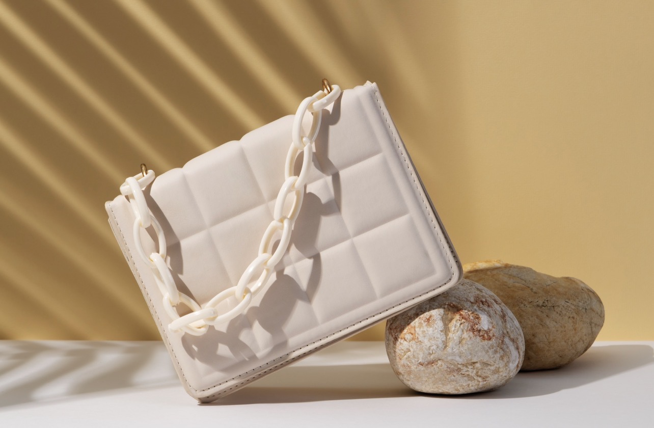 TAS MINI: Tas kecil atau mini clutch bisa menjadi opsi untuk penyempurna busana lebaran. (Foto: Freepik)