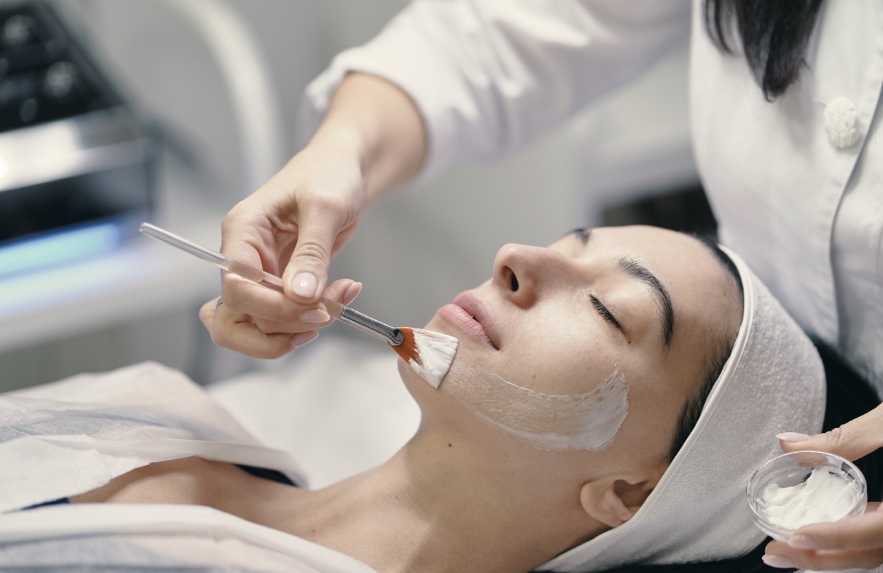 PEELING: Chemical peeling menjadi salah satu tindakan andalan untuk merawat kulit agar tak cepat menua. (Foto: Freepik)
