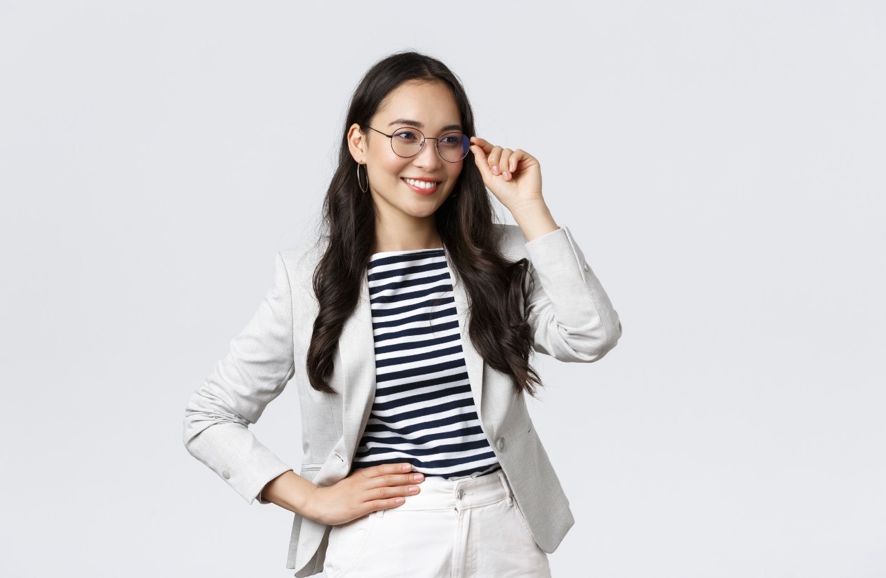 TEPAT: Tampil profesional tanpa mengesampingkan sisi feminin juga bisa dengan padu padan busana yang tepat. (Foto: Freepik)