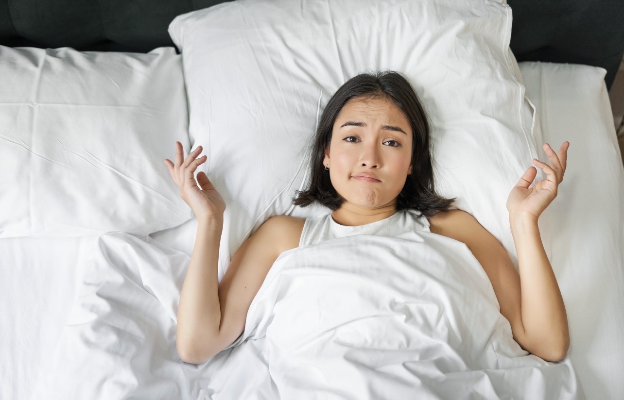TRIK: Begadang kerap membuat wajah terlihat lelah, dengan trik tertentu seseorang bisa tetap terlihat cantik. (Foto: Freepik)
