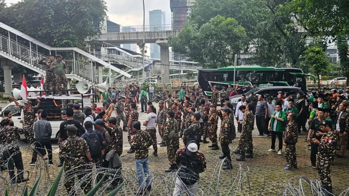 BERI DUKUNGAN: Ratusan orang anggota Barisan Ansor Serbaguna (Banser) menggeruduk Gedung Merah Putih KPK, Jakarta, Kamis (12/3). (Muhamad Ridwan/Jawa Pos)