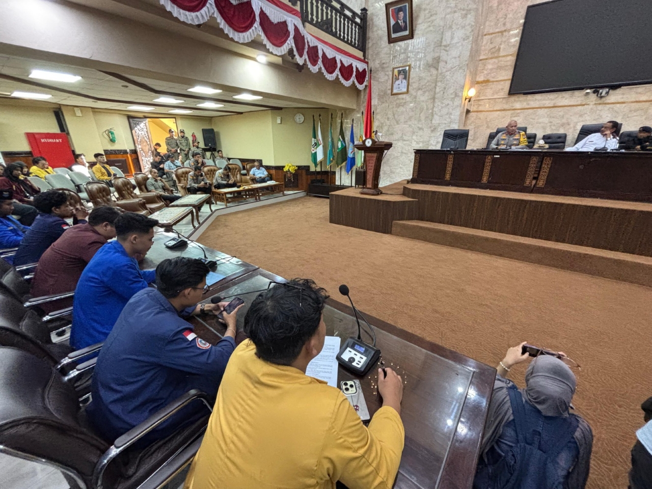 DIALOG: Mahasiswa menyampaikan keresahan atas aktivitas pertambangan ilegal di Kalsel kepada Ketua DPRD Kalsel dan Kapolda Kalsel di Ruang Rapat Paripurna. 