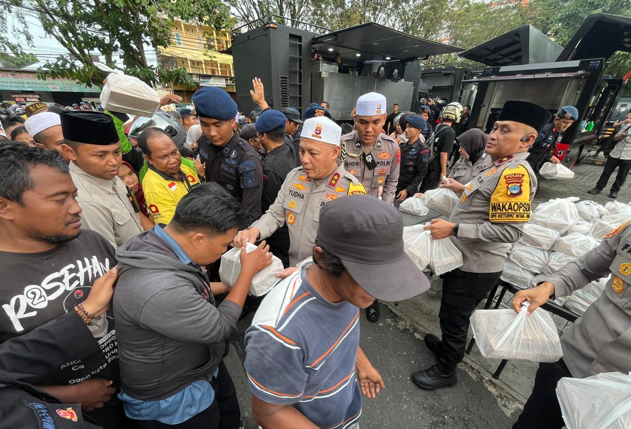 Kapolda Kalsel, Irjen Pol Rosyanto Yudha Hermawan turun langsung membagikan makanan dan takjil kepada pengendara di Jalan Kamboja Banjarmasin, Sabtu (14/3)