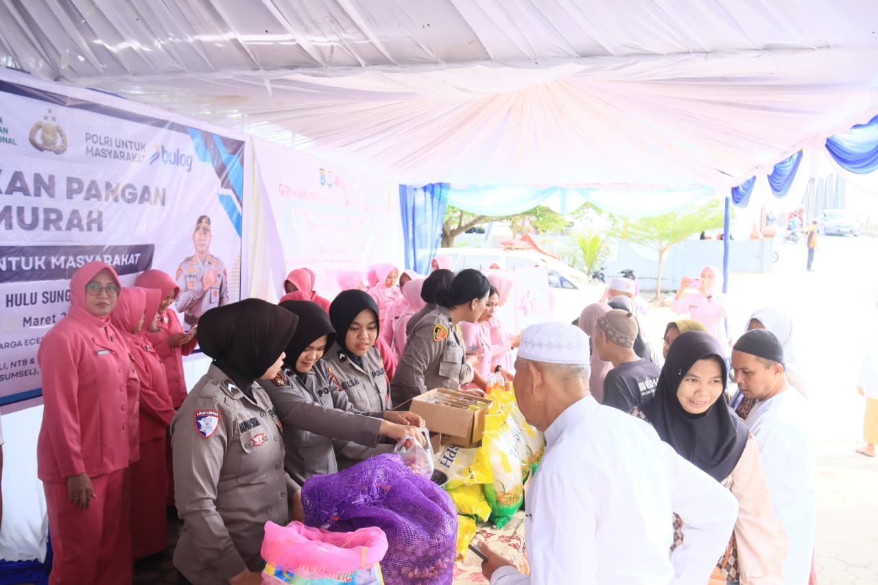 Masyarakat Daha Utara padati halaman Masjid Jami Ibrahim untuk membeli sembako harga murah. 