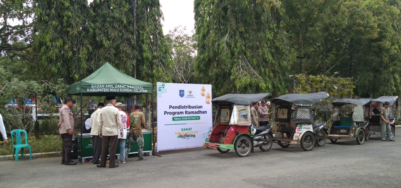 Ratusan tukang Becak, Bentor, dan Ojek mengantri giliran untuk mendapat bantuan uang tunai Rp300 ribu. 