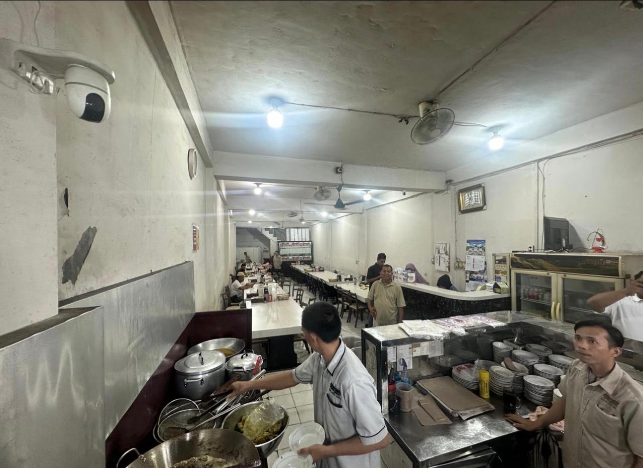 Kamera CCTV terpasang di titik ruangan dapur dan penyajian pada RM Roda Baru.
