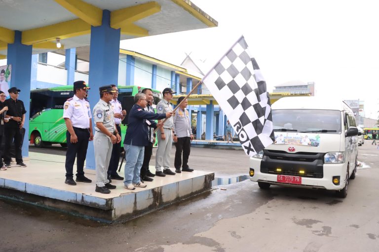 MELEPAS: Pemprov Kalsel saat melepas pemudik. 