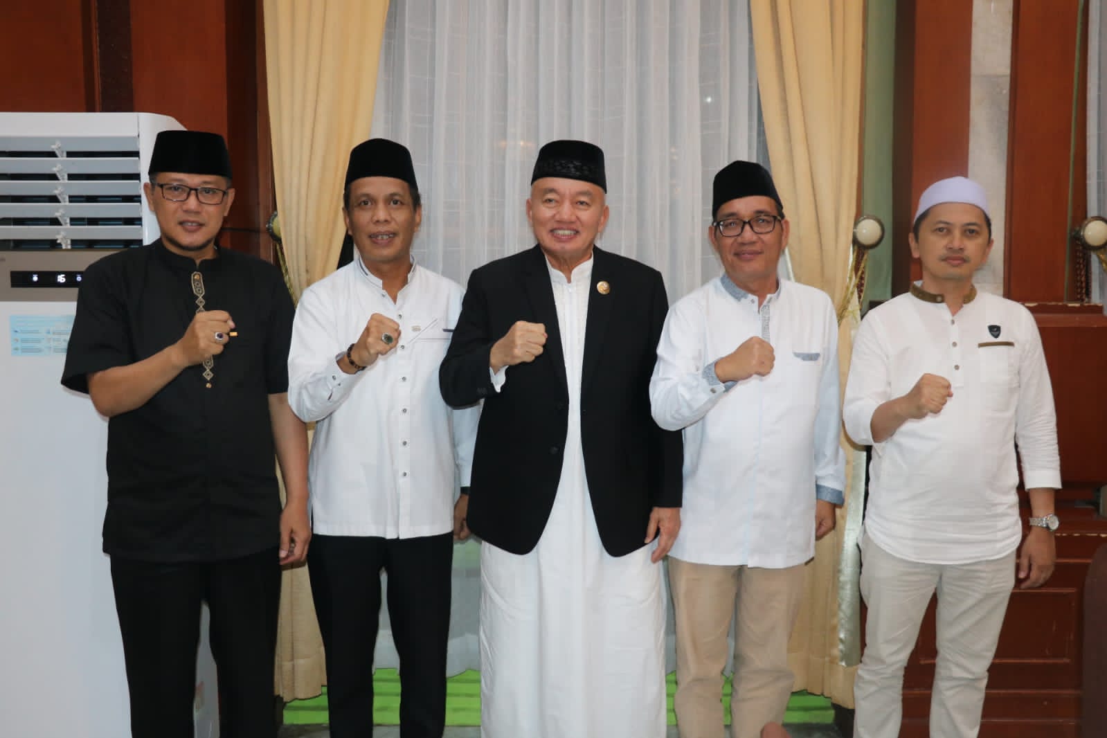 KOMPAK:Jajaran Kanwil Kemenkum Kalsel berfoto bersama Gubernur Kalsel, H Muhidin usai acara buka puasa bersama di Gedung Mahligai Pancasila, Rabu (11/3/2026).  