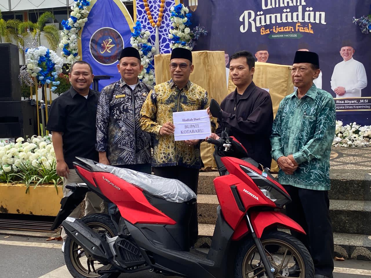 SENANG:Wabup Kotabaru, Syairi Mukhlis menyerahkan hadiah undian UMKM Ramadhan Saijaan Fest 2026 berupa satu unit motor untuk M Zaidan, Rabu (18/2/2026).  