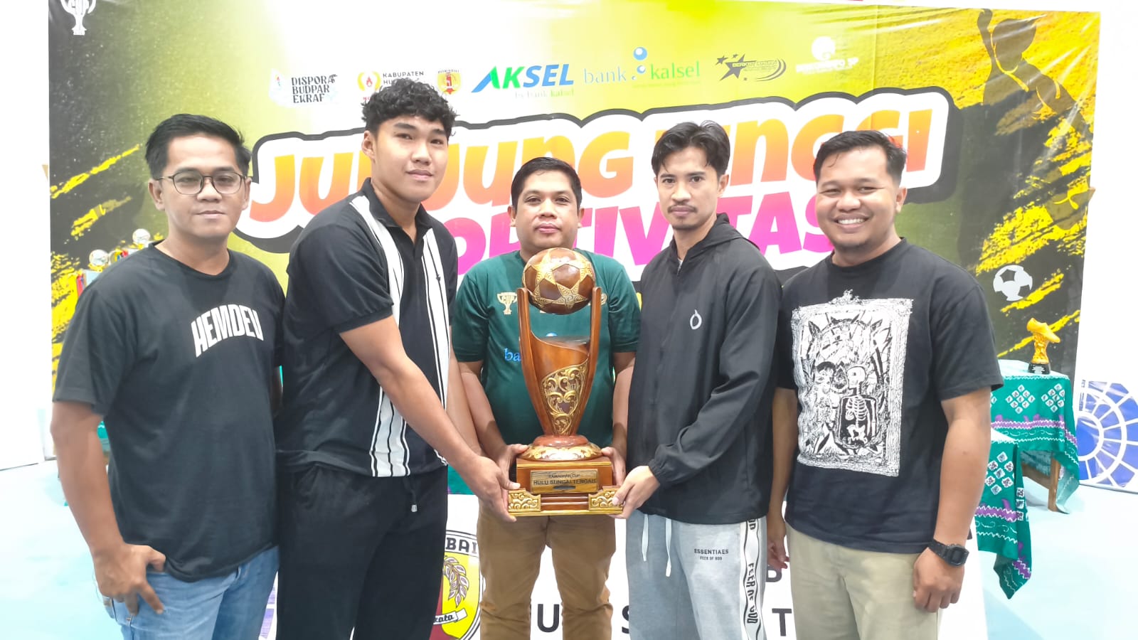 PERSIAPAN: Konferensi pers antara BMC dan Bocah FC X MBJ Family, Minggu (15/3/2026). (Foto: Panitia untuk Radar Banjarmasin).