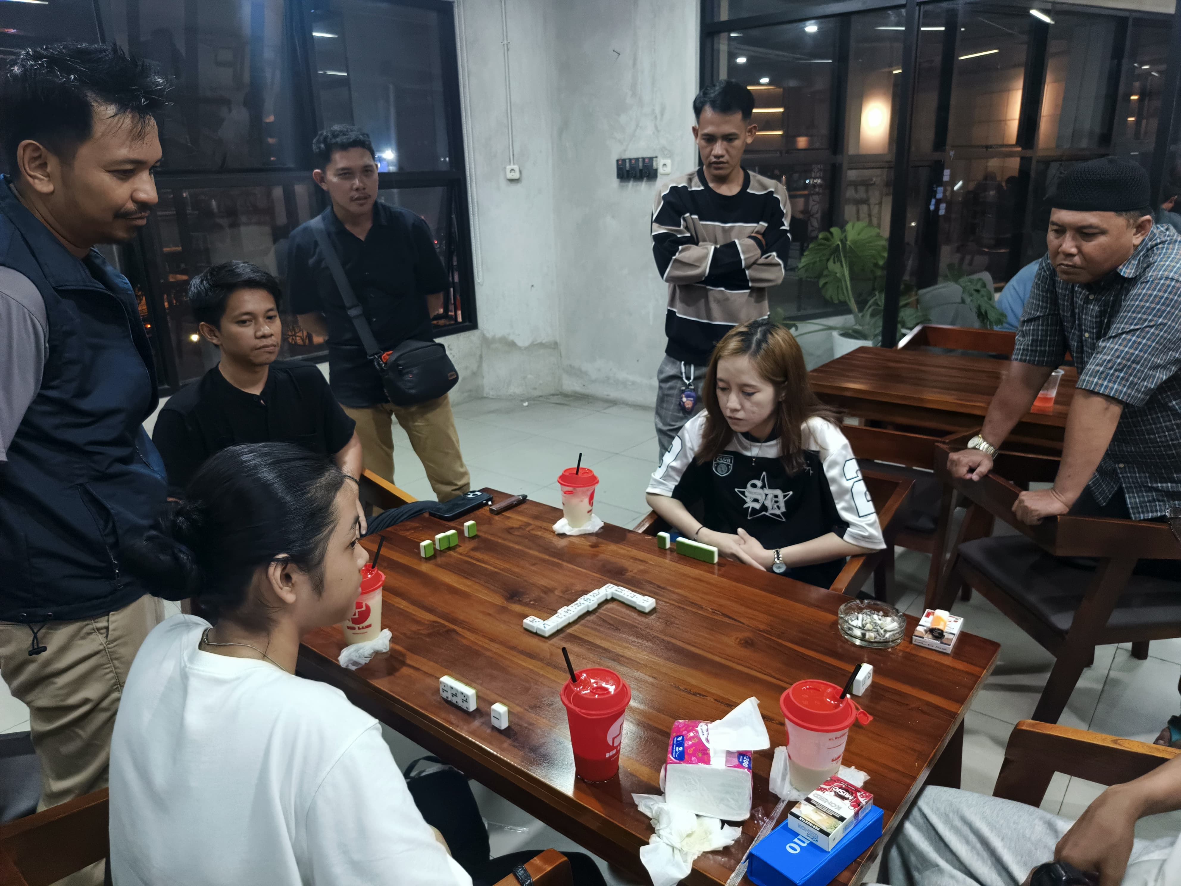 DOMINO: Mini turnamen yang digelar pada sosialisasi Semua Orang Main Domino (SOMD) ORADO Kalsel di Gedung Batas Kota, Banjarmasin, Minggu (15/3). (Foto: M Idris Jian Sidik)