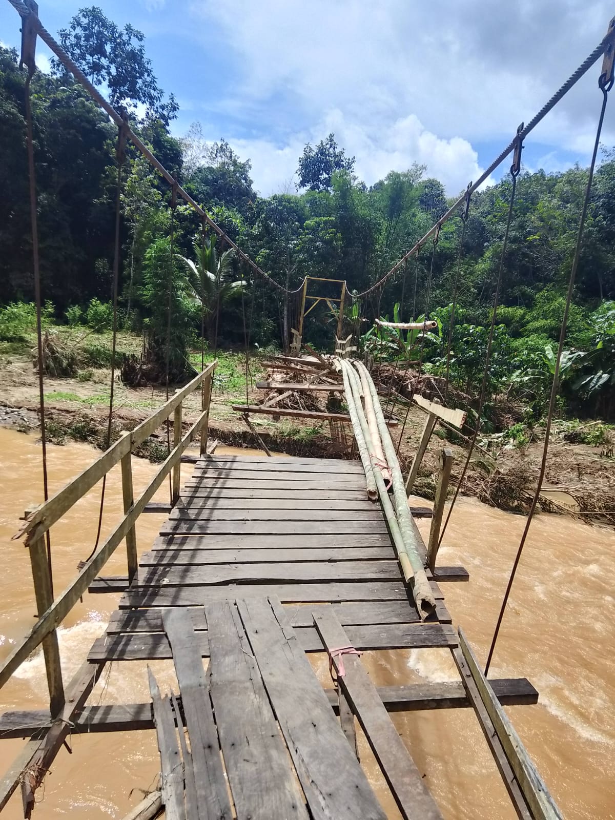 RUSAK: Salah satu jembatan gantung di Kecamatan Tebing Tinggi yang kondisinya terdampak terjangan banjir. (Albar untuk Radar Banjarmasin)