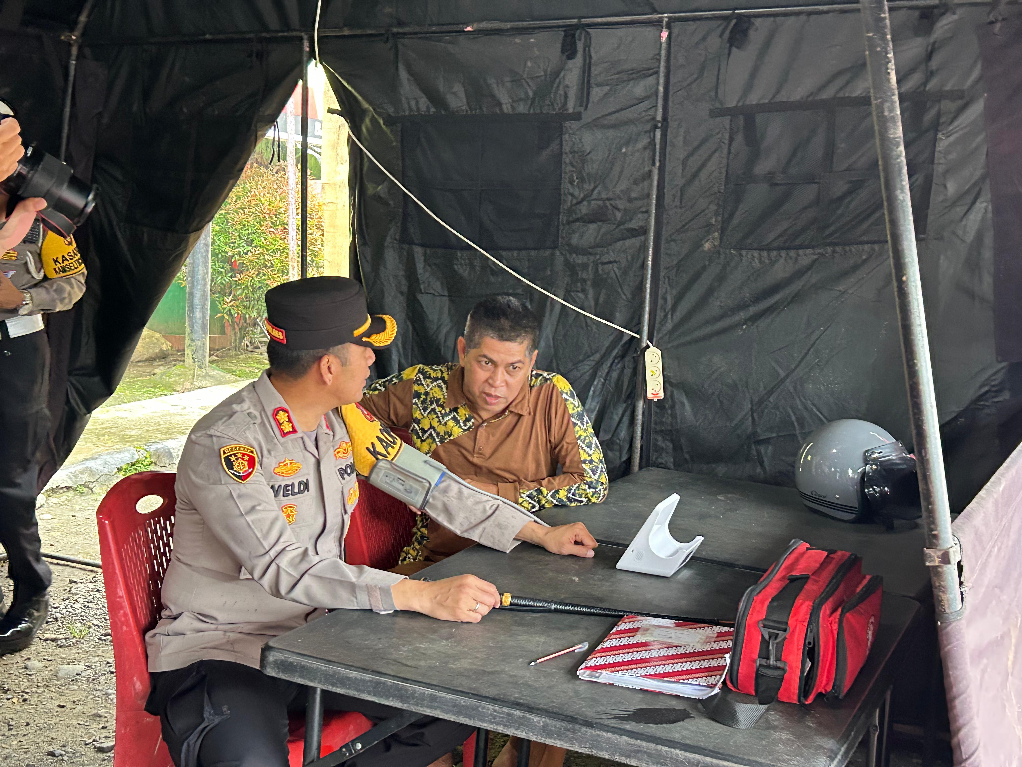 PANTAU: Kapolres Tapin AKBP Weldi Rozika memantau beberapa posko mudik yang ada di Kabupaten Tapin. (Foto: Polres Tapin) 