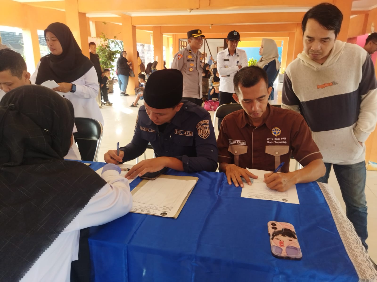 TES URINE: BNN Tabalong saat menguji urine para supir angkutan mudik di Tabalong. (Foto : BNN Tabalong untuk Radar Banjarmasin)