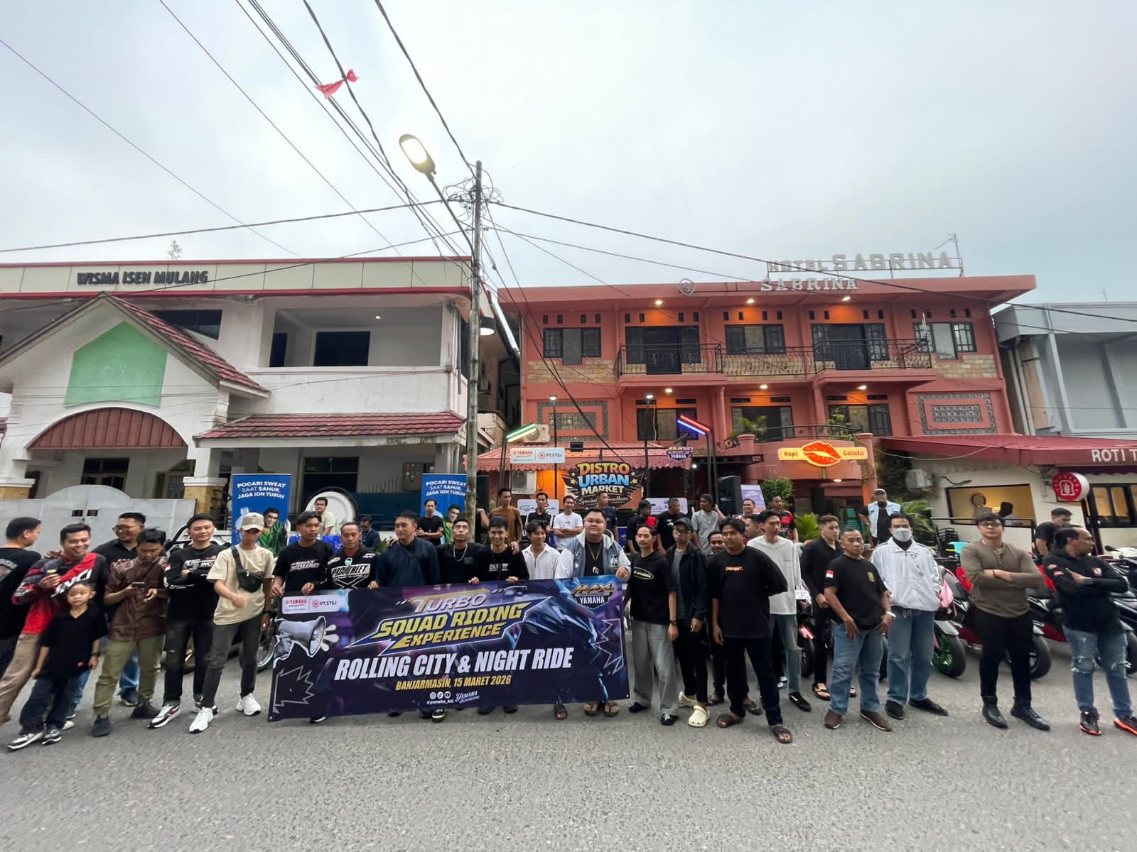 ANTUSIAS: Para rider Yamaha berfoto bersama di depan Sabrina Coffee..  
