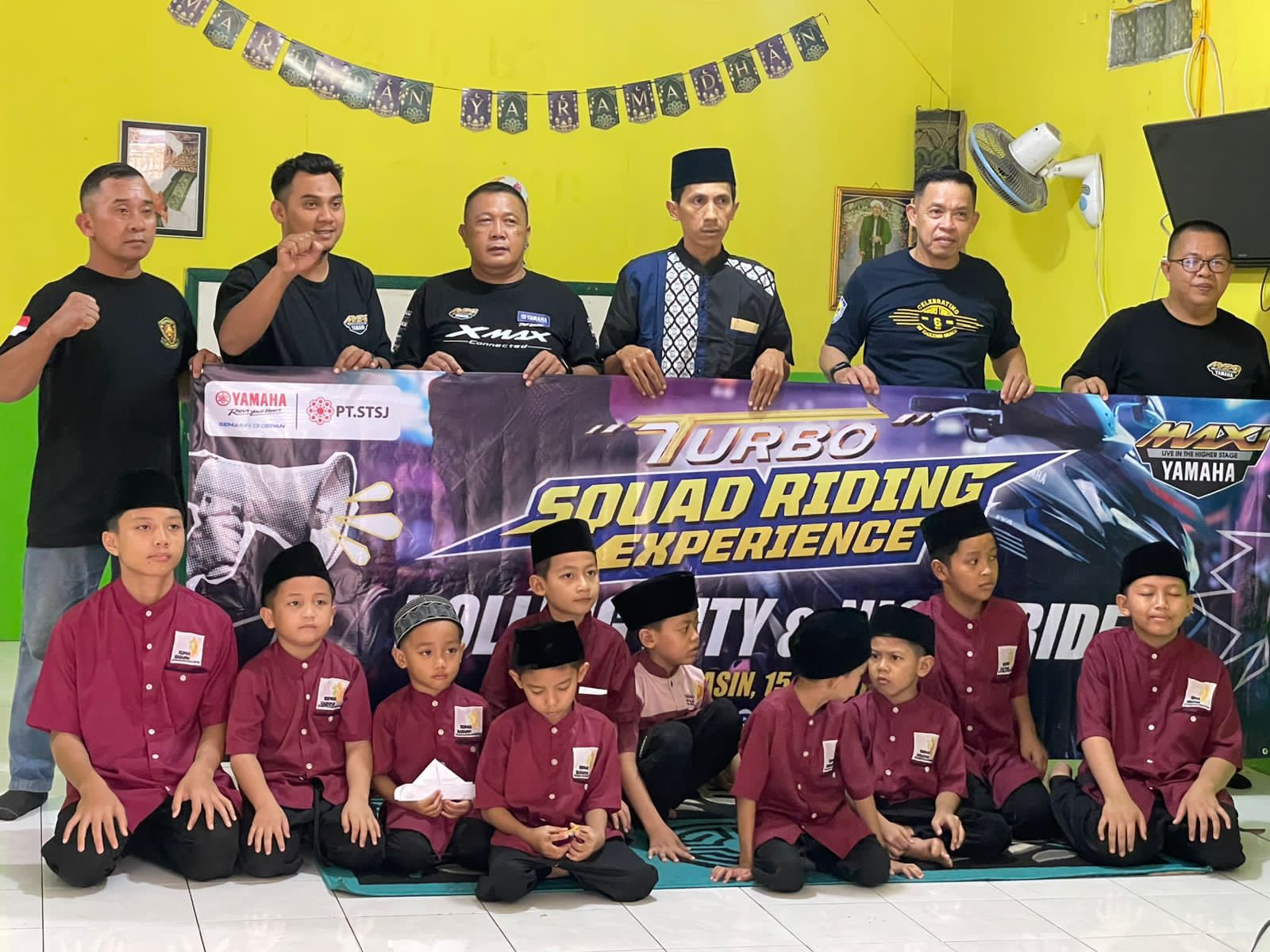 PEDULI: Perwakilan PT STSJ Yamaha Kalselteng dan komunitas Yamaha berfoto bersama usai menyerahkan donasi ke Rumah Harapan Banjarmasin