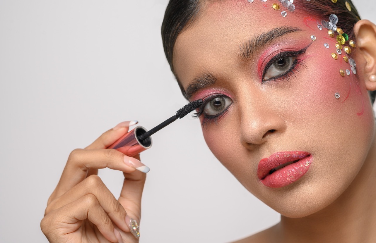 TEGAS: Makeip bold biasanya untuk mempertegas penampilan. Ada ketentuan khusus agar makeup ini tak berakhir menor. (Foto: Freepik)