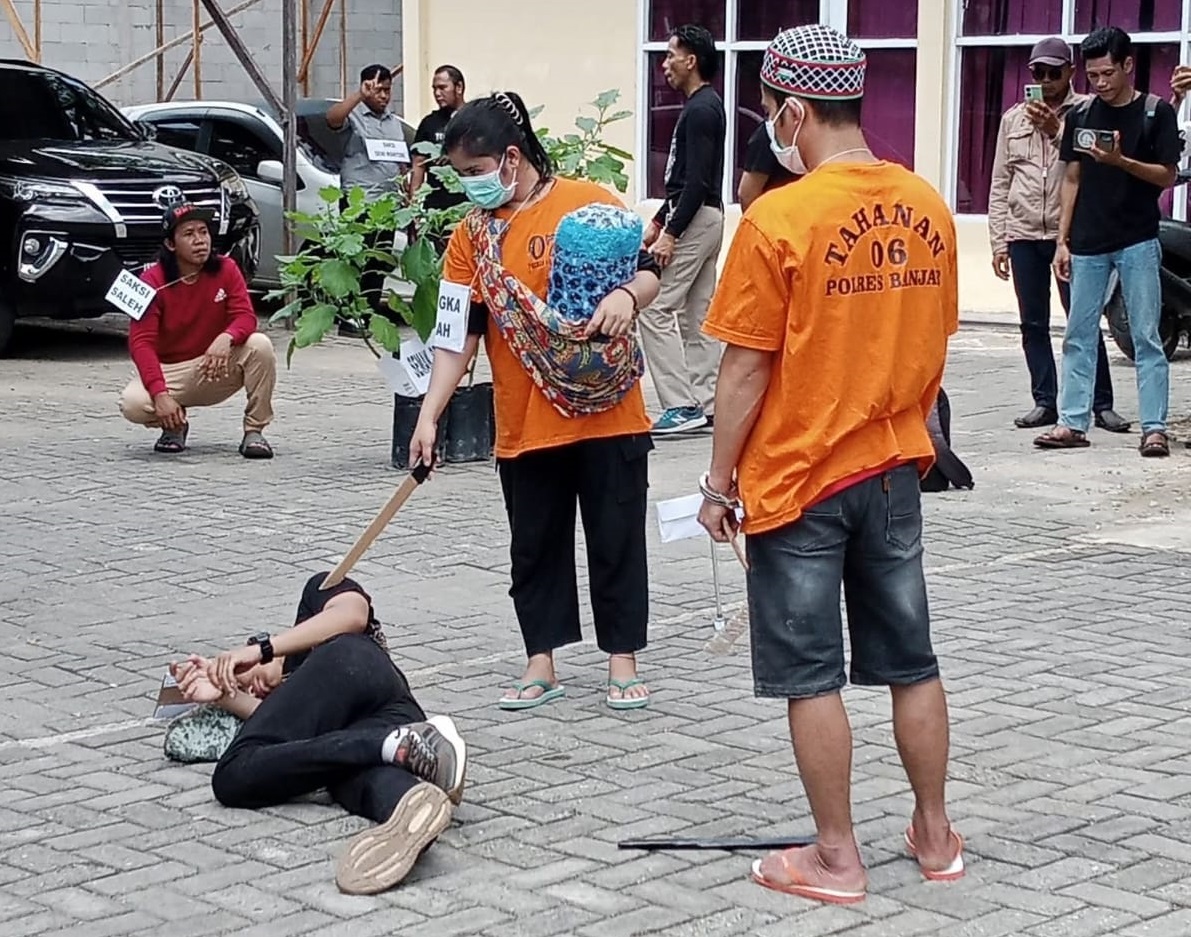 REKONSTRUKSI: Reka ulang adegan pembunuhan sadis di Paramasan digelar di Pengadilan Negeri Martapura yang menewaskan Didi Irama alias Dipan beberapa waktu lalu.  