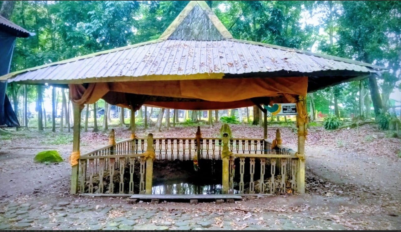 SUMUR: Telaga Darah di kompleks Candi Agung Amuntai salah satu lokasi favorit pelancong. (Foto: M.Akbar/Radar Banjarmasin) 