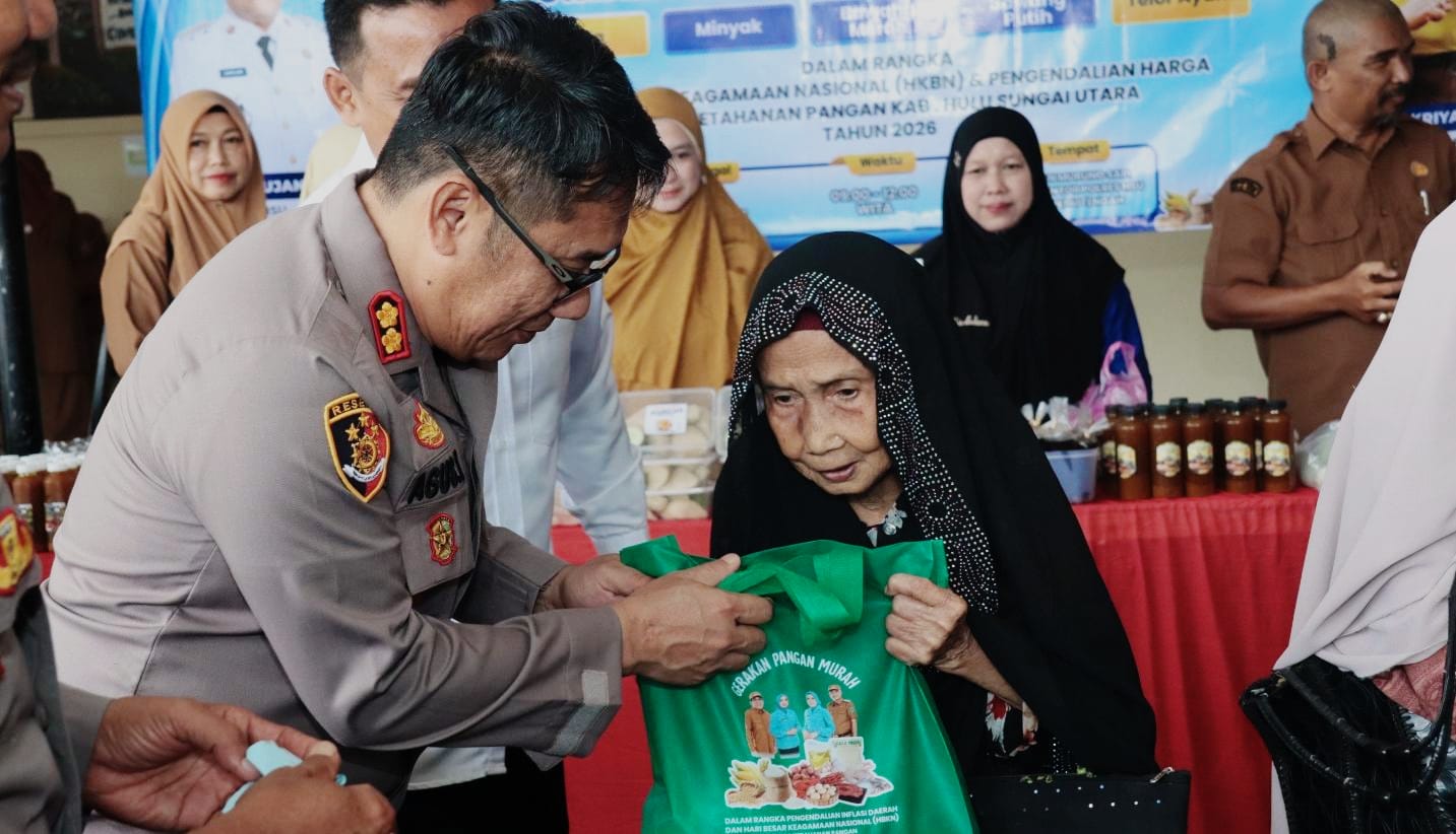 PASAR KAGET: Halaman Polres HSU mendadak jadi pasar murah, Kapolres HSU AKBP Agus Nuryanto, hadir memimpin kegiatan.
