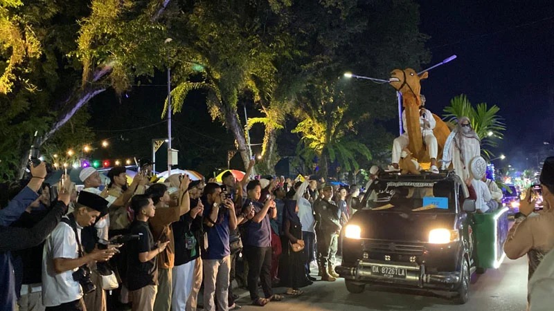 SEMARAK : Suasana kemeriahan Festival Gema Takbir Mobil Hias yang digelar Disdikbud Tala di Pelaihari pada malam takbir tahun 2025.