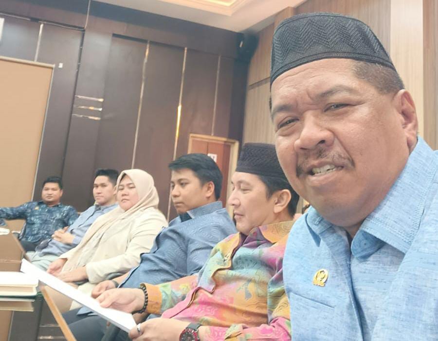 PANTAU: Ketua Komisi I DPRD Tapin Rustan Nawawi bersama anggota memantau pembayaran THR perusahaan di Tapin.