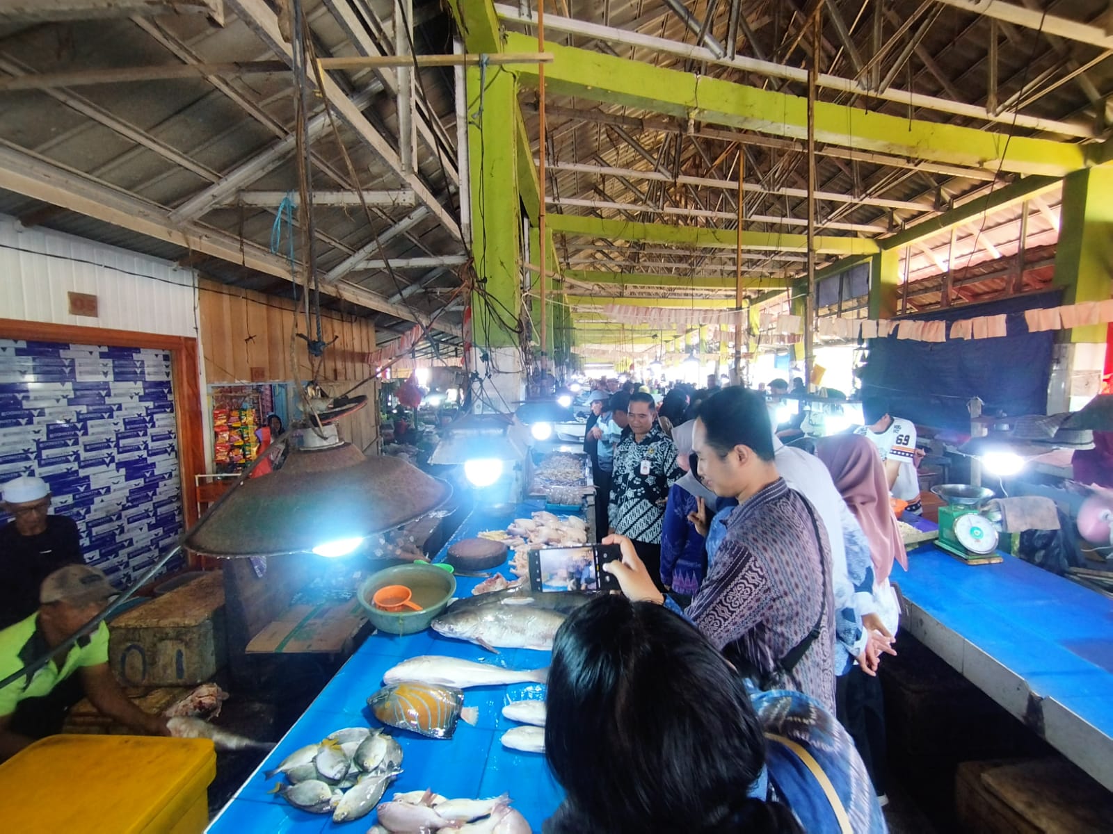 PANTAU HARGA: Tim Pemkab Tanah Bumbu saat memantau harga bahan pokok di salah satu pasar tradisional.