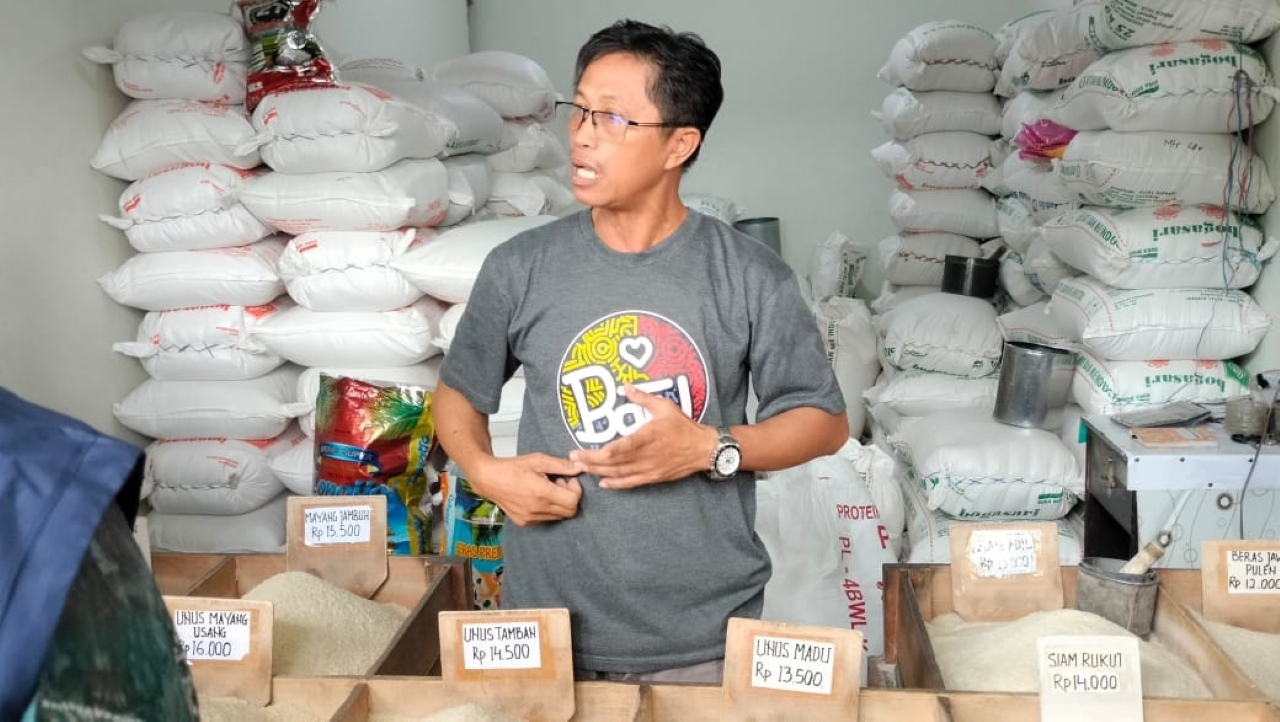 MENYAMPAIKAN: Salah satu pedagang beras di Pasar Bauntung, Awie. 