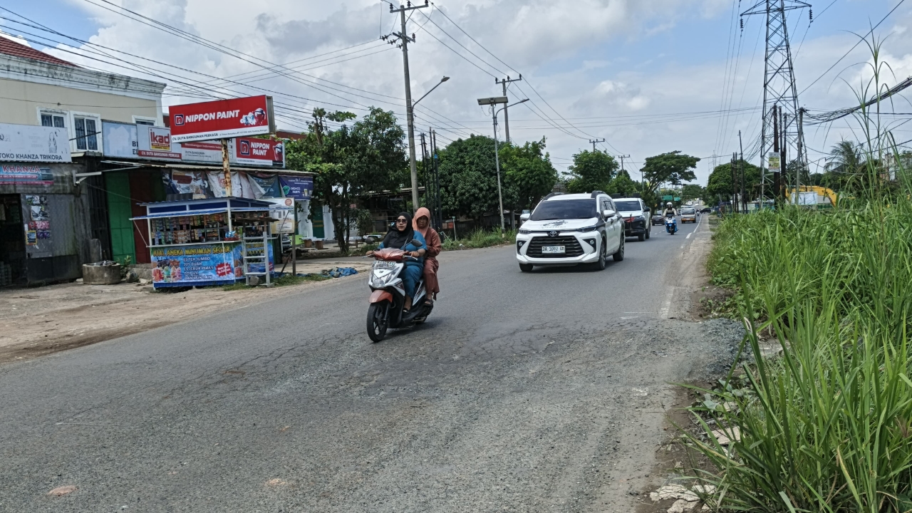BAKAL DITANGANI: Kondisi Jalan Trikora, salah satu Jalan milik Pemprov Kalsel. Dinas PUPR memastikan sebelum lebaran kondisi jalan bebas dari lubang. 