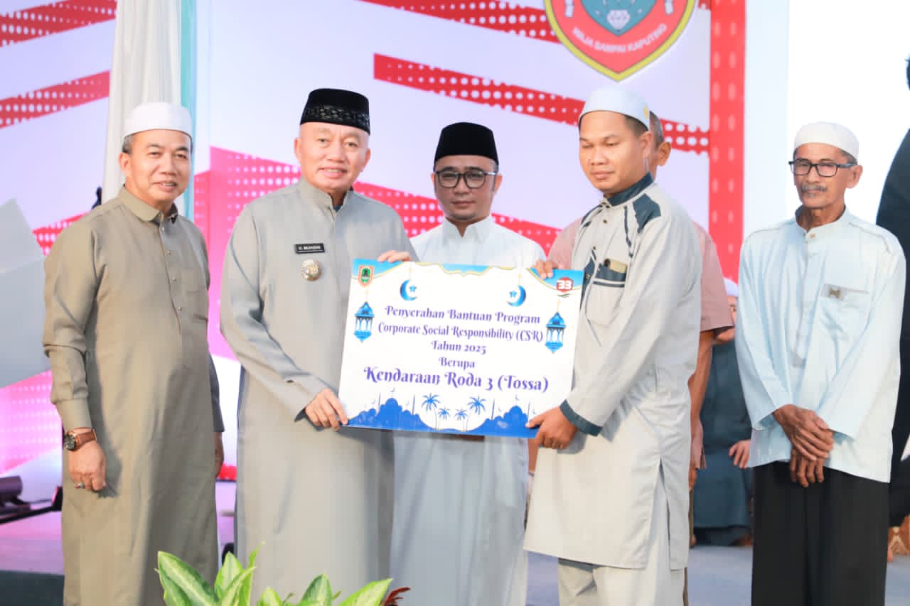 BANTUAN:Gubernur Kalsel, H Muhidin didampingi Sekdaprov Kalsel, HM Syarifuddin dan Direktur PT Bangun Banua, Afrizald menyerahkan bantuan PT Bangun Banua kepada salah satu perwakilan warga.