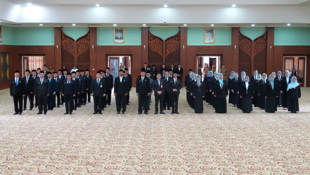 SIAP BERTUGAS:Gubernur Kalsel H Muhidin melalui Sekdaprov Kalsel, M Syarifuddin melantik 54 Kepala Sekolah SMA, SMK, dan SLB Negeri di lingkup Pemprov Kalsel di Gedung DR KH Idham Chalid, Banjarbaru. 