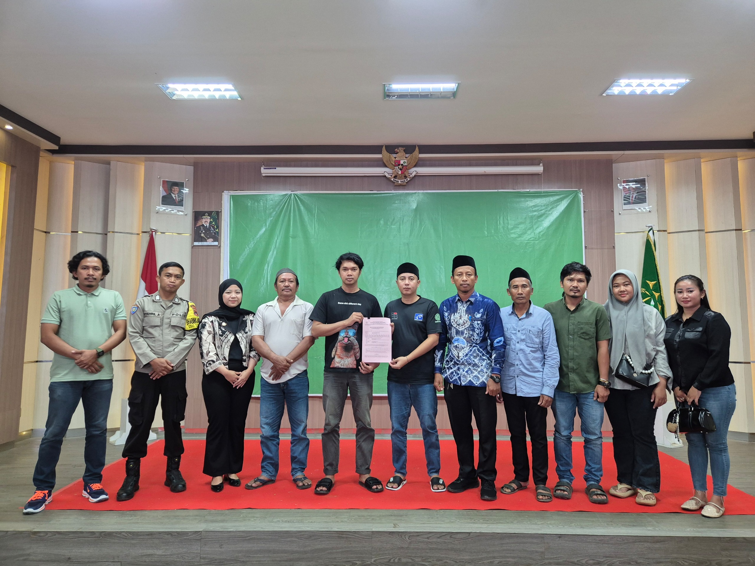 DAMAI: Nanang Setiawan (peci hitam) bersama Apriyadi berfoto dengan aparat penegak hukum usai kesepakatan damai melalui mekanisme restorative justice di Kantor Kejari Tanah Bumbu. 