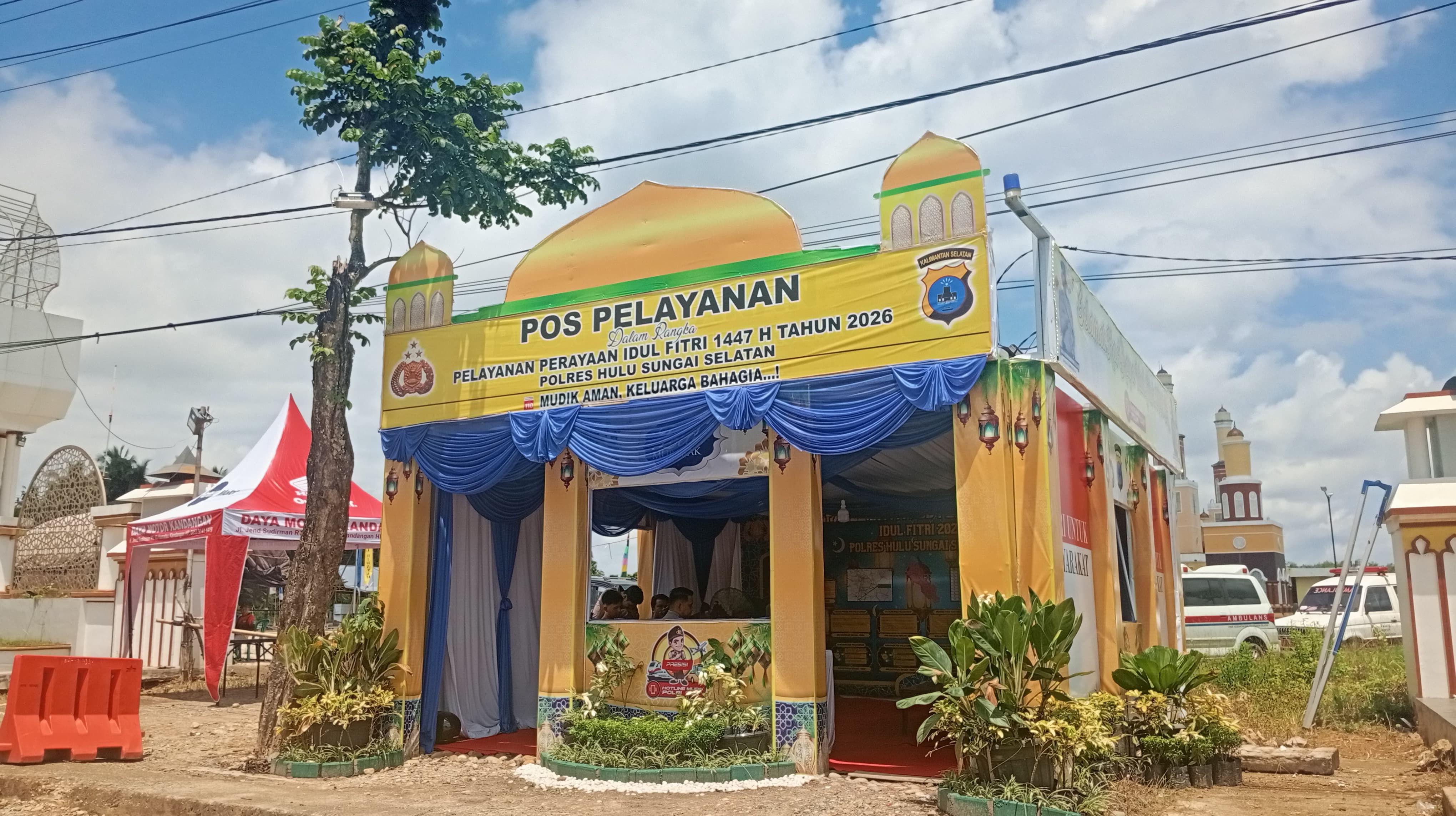 MUDIK: Pos Pelayanan Mudik Lebaran Polres HSS di depan Islamic Center Kandangan. (Foto: M. Padil Ihsan/Radar Banjarmasin) 