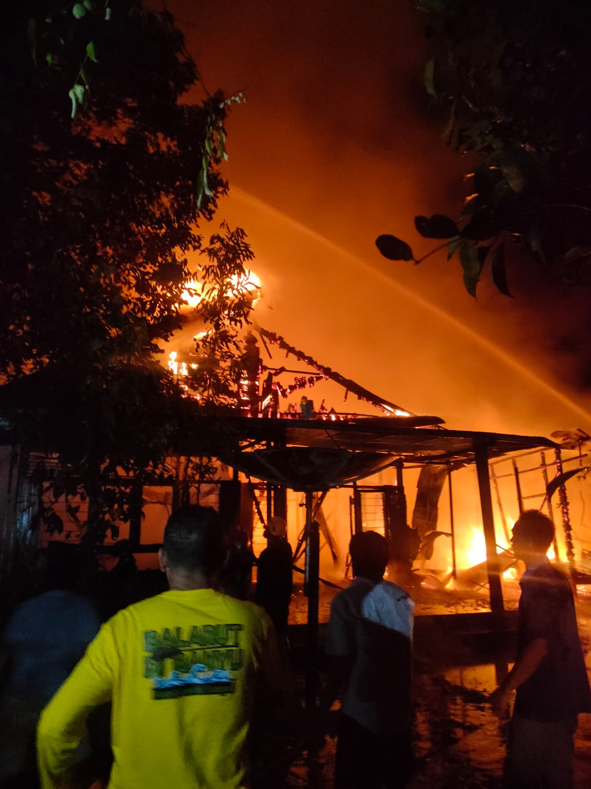 PADAMKAN API: Petugas pemadam kebakaran memadamkan api yang membakar. Di mana dalam peristiwa ini, ada seorang nenek-nenek yang meninggal dunia. Foto Pusdalops BPBD Tapin