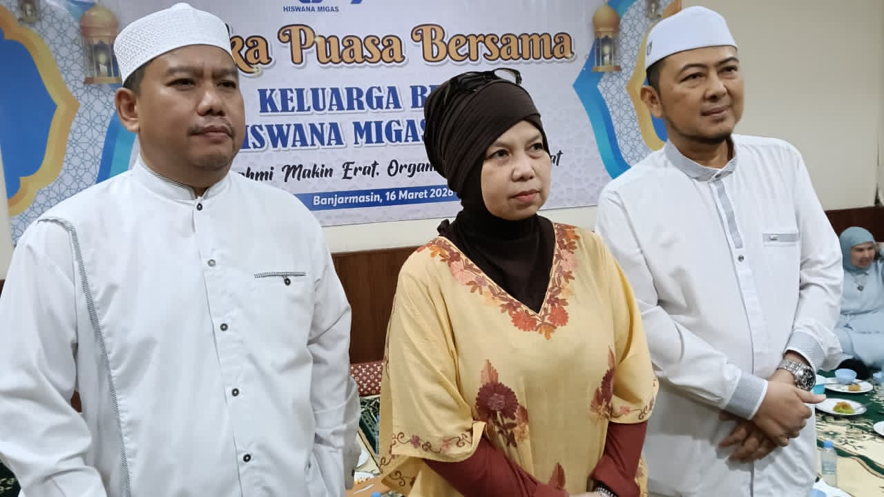WAWANCARA: Ketua Hiswana Migas Kalsel, hj Muliana Yuniar (tengah) didampingi Wakil Ketua dan Sekretaris Hiswana Migas Kalsel, MH Irfani dan Niko Hidayat kala diwawancara wartawan. 