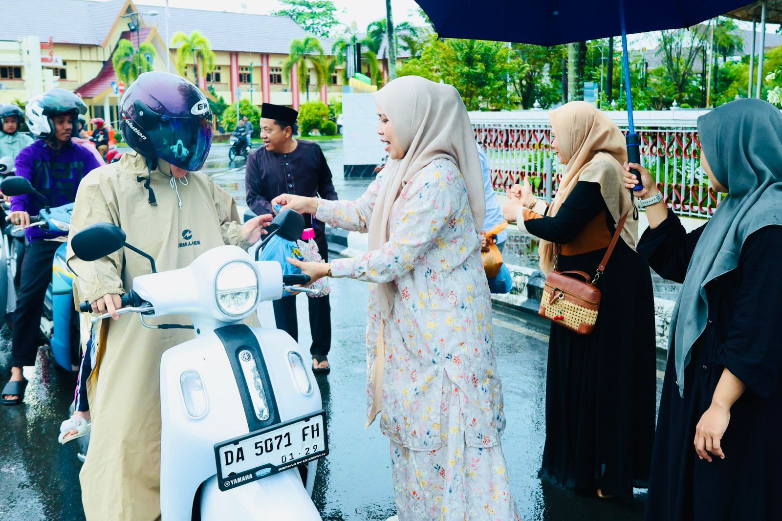 BUAT BUKA: Kegiatan berbagi takjil oleh TP PKK melibatkan DPPPA Kabupaten HSU dan Forum Anak Kabupaten HSU, Senin (16/3/2026).  