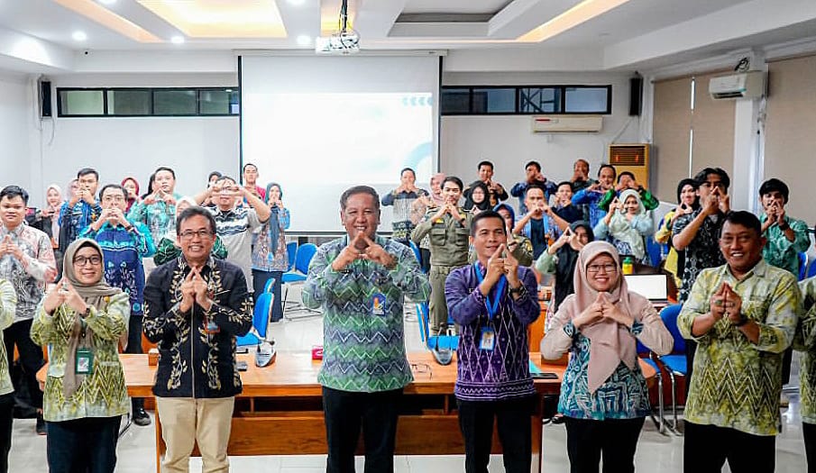 POSE:Sekretaris Diskominfo Banjarbaru, Ahmad Syarief Nizami bersama narasumber dan peserta foto bersama usai pelaksanaan Bimtek Visualisasi Data Statistik Sektoral di Aula SINERGI BAPPERIDA Banjarbaru
