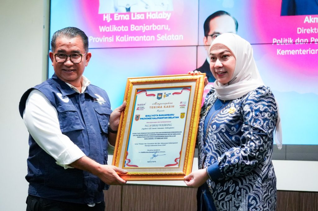 APRESIASI:Dirjen Politik dan Pemerintahan Umum Kemendagri, Akmal Malik menyerahkan piagam ucapan terima kasih kepada Wali Kota Banjarbaru Hj Erna Lisa Halaby di kegiatan NGOBRAS WASBANG.