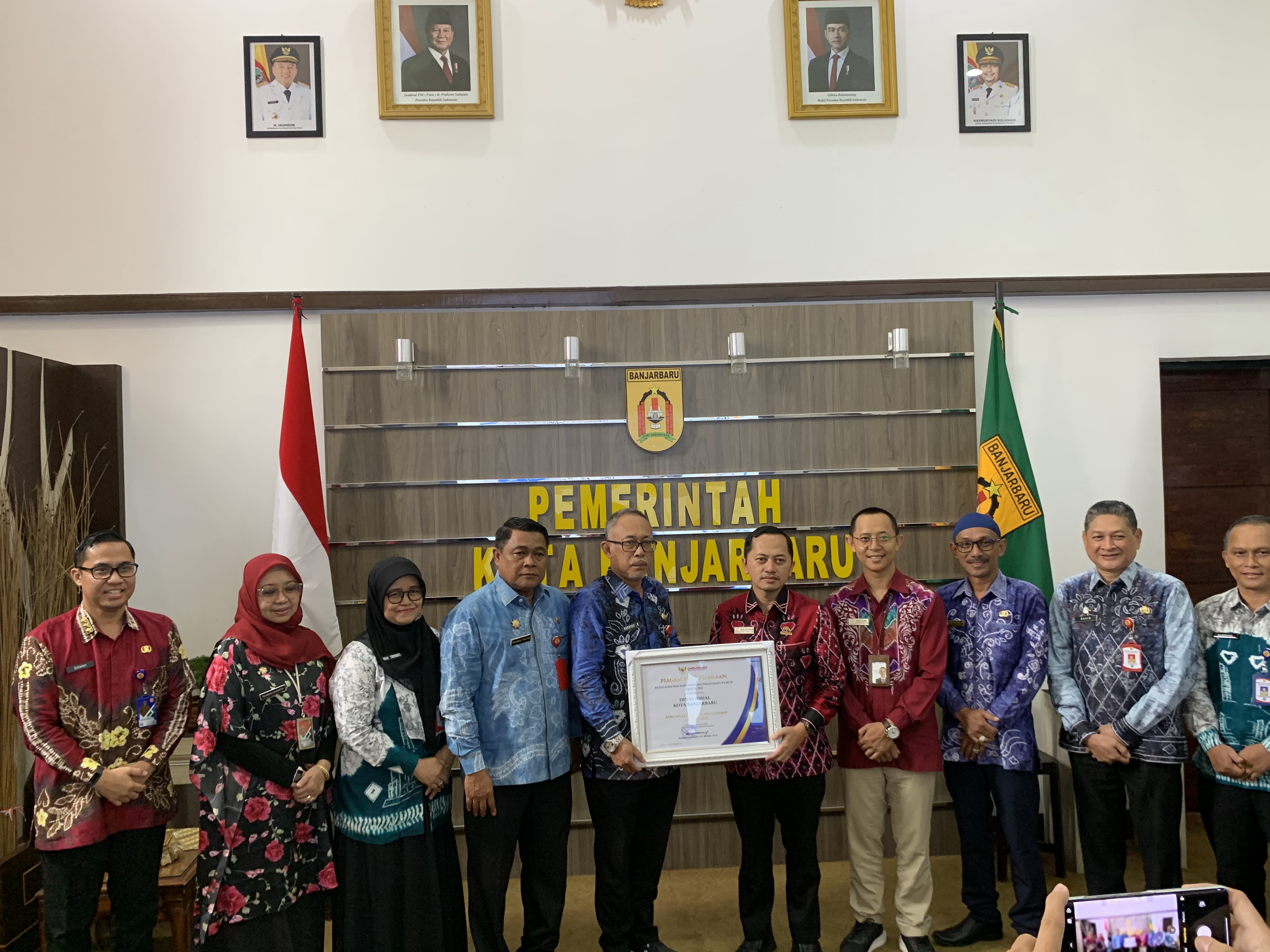 DOKUMENTASI:Jajaran Pemko Banjarbaru bersama perwakilan Ombudsman RI berfoto usai penyerahan piagam penghargaan penilaian kualitas pelayanan publik tahun 2025 di Balai Kota Banjarbaru.