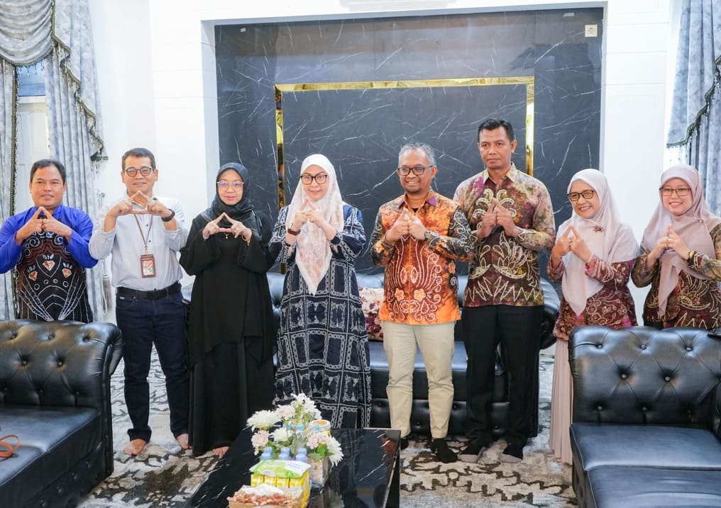 AUDIENSI:Wali Kota Banjarbaru, Hj Erna Lisa Halaby bersama jajaran BPS Kota Banjarbaru berfoto bersama di Rumah Dinas Wali Kota Banjarbaru, Sabtu (28/2/2026).